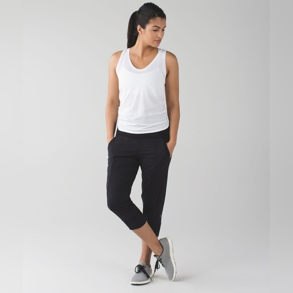 LULULEMON In Flux Crop Pants Size 4 Black Color With Pockets - Picture 1 of 16